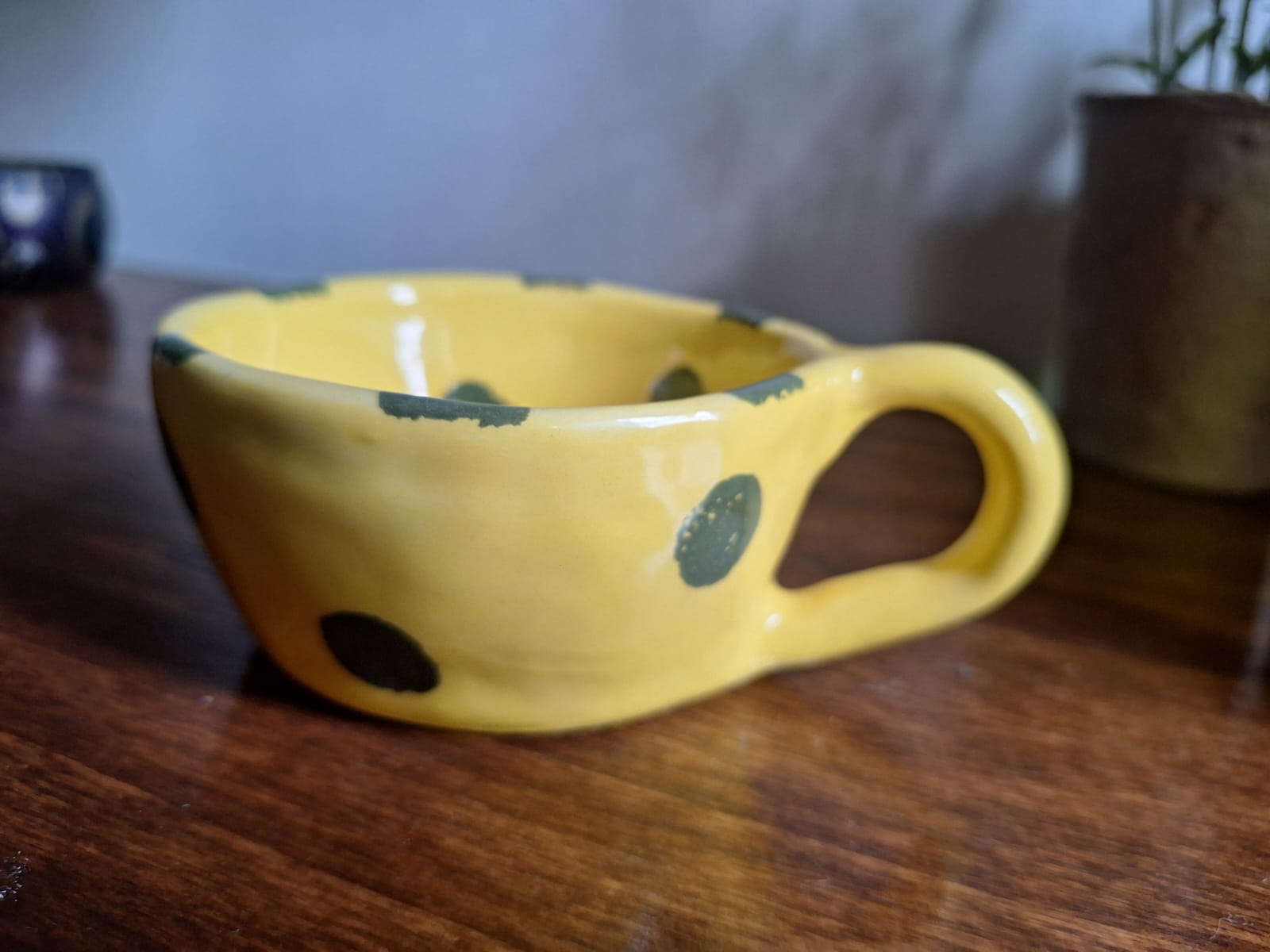 taza amarilla con lunares verdes