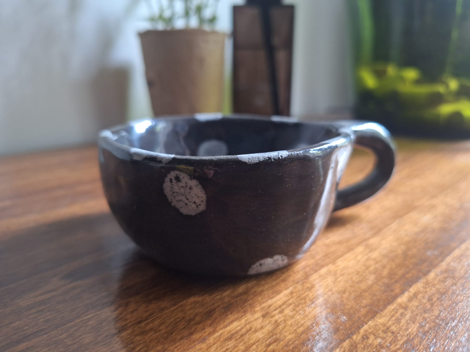 Taza negra a lunares